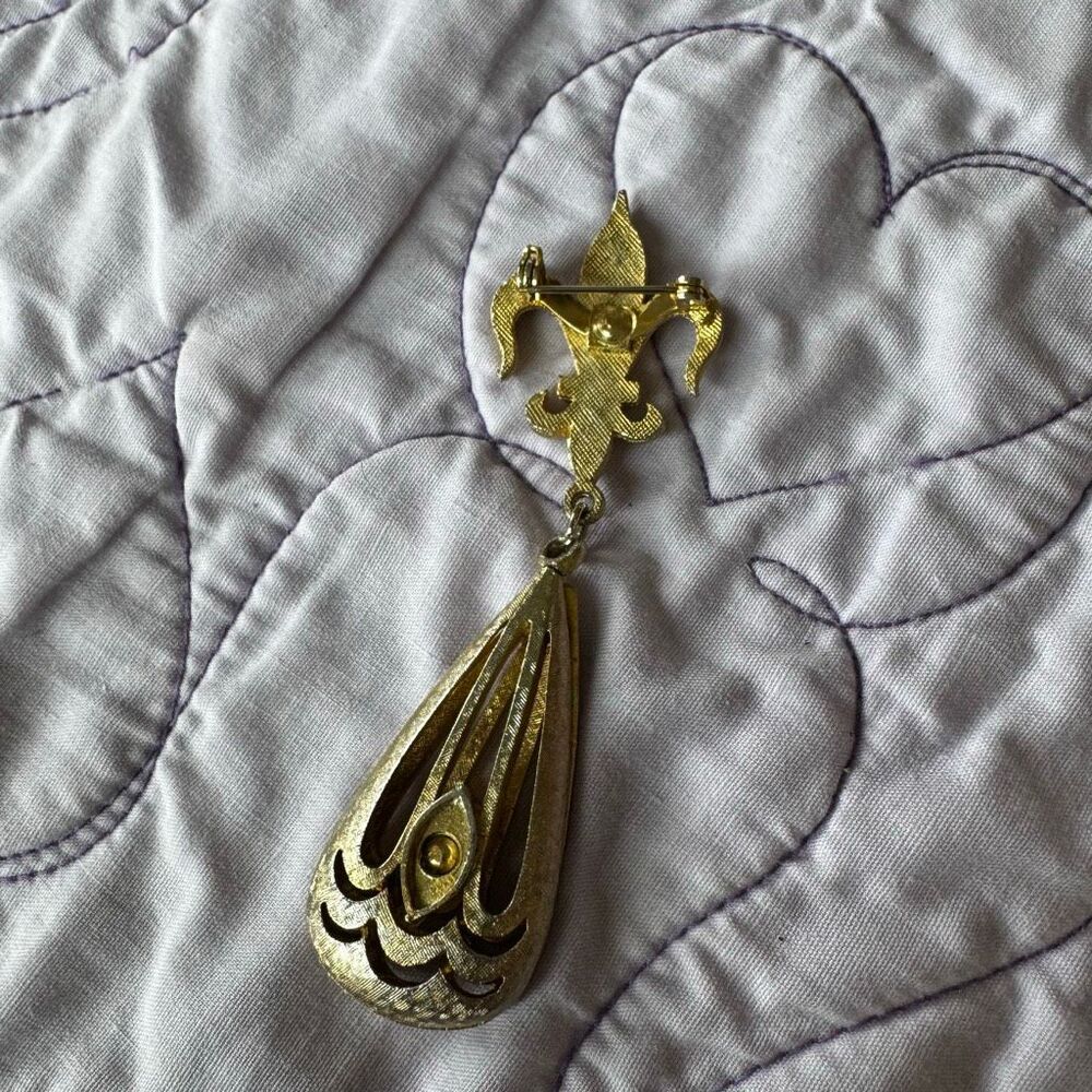 Vintage Gold-Tone Fleur-de-Lis Brooch | Dangling Open-Work Teardrop Pendant | Br - Picture 3 of 5